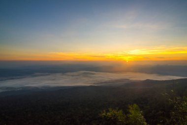 Gün doğarken Dağ Vadisi. Doğal yaz manzarası