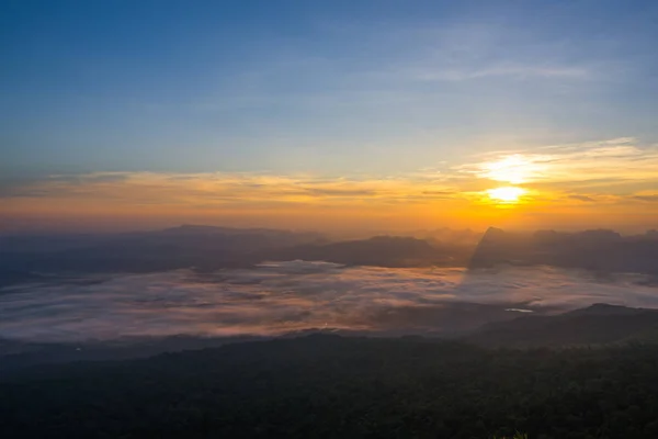 Bergtal bei Sonnenaufgang. Natürliche Sommerlandschaft — Stockfoto