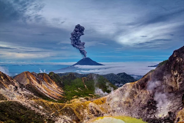 Erupções do vulcão Gunung Sinabung — Fotografia de Stock