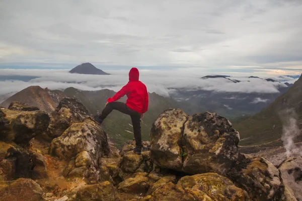 Homme de liberté debout au sommet du mont Sibayak — Photo
