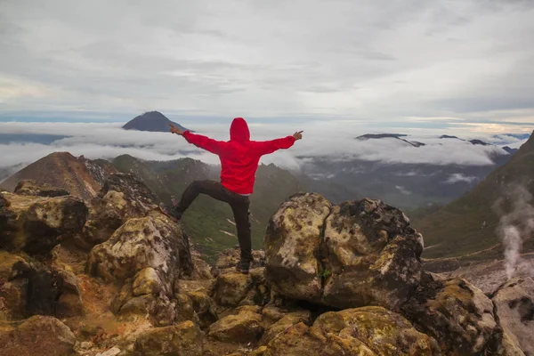 Homme de liberté debout au sommet du mont Sibayak — Photo
