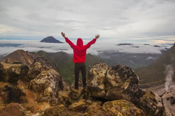 Freedom man standing on top of Mount Sibayak — Stock Photo, Image