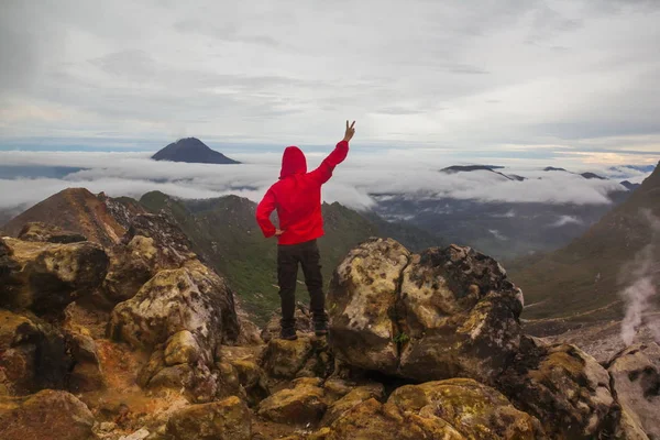 Homem da liberdade em pé no topo do Monte Sibayak — Fotografia de Stock