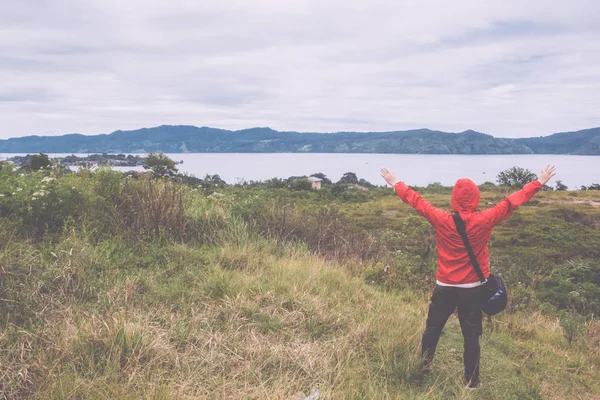 lake toba seyir tepe üzerinde duran adam