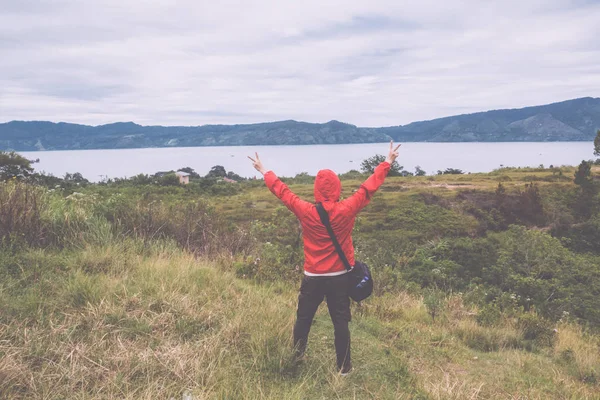 lake toba seyir tepe üzerinde duran adam