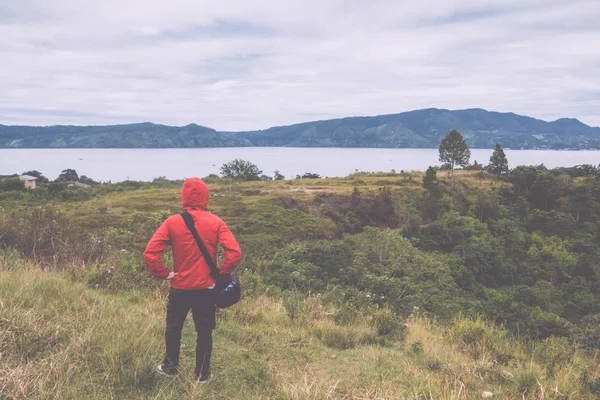 lake toba seyir tepe üzerinde duran adam