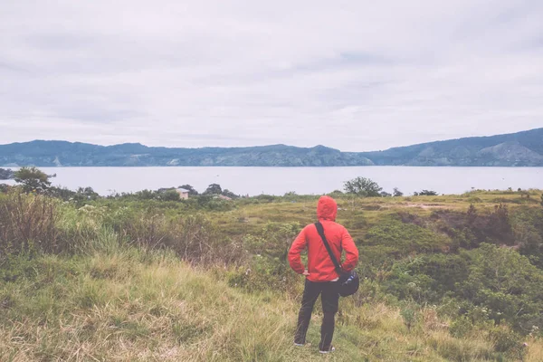 lake toba seyir tepe üzerinde duran adam
