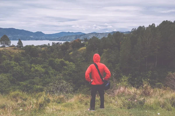 lake toba seyir tepe üzerinde duran adam
