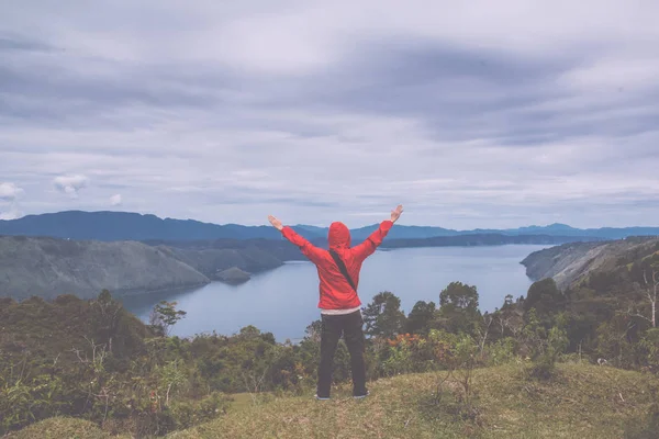 lake toba seyir tepe üzerinde duran adam