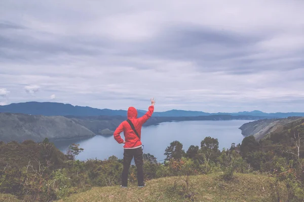 lake toba seyir tepe üzerinde duran adam