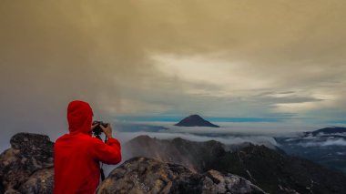 Mount Sibayak, Endonezya üstünde duran man özgürlük