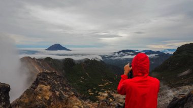 Mount Sibayak, Endonezya üstünde duran man özgürlük