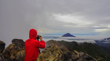 Mount Sibayak, Endonezya üstünde duran man özgürlük