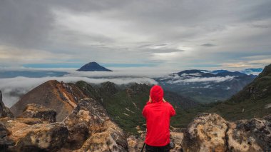 Mount Sibayak, Endonezya üstünde duran man özgürlük