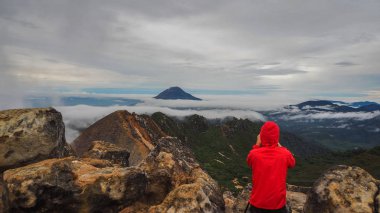Mount Sibayak, Endonezya üstünde duran man özgürlük