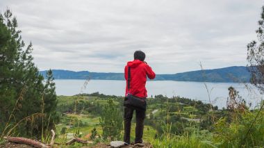 lake toba seyir tepe üzerinde duran adam
