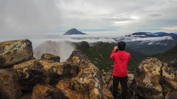 Freedom man standing on top of Mount Sibayak, Indonesia — Stock Photo, Image