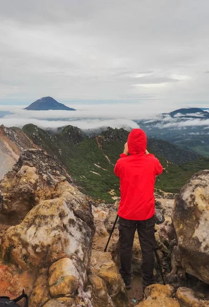 Uomo della libertà in piedi sulla cima del Monte Sibayak, Indonesia — Foto Stock