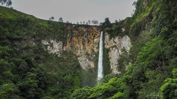 Sipisopiso şelalesi, Medan, Endonezya.