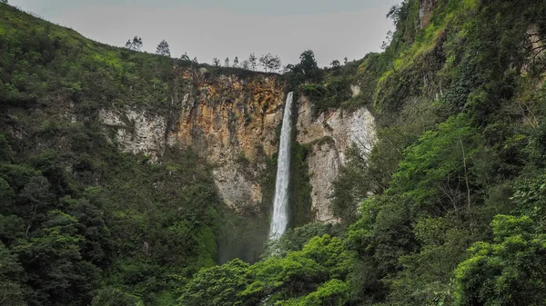 Псіісо-Piso водоспад, Медан, Індонезія. — стокове фото