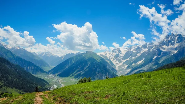 食事、カシミール州、インドの美しい山の風景 — ストック写真