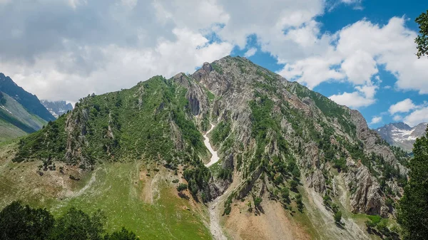 Bellissimo paesaggio montano del Sonamarg, stato del Kashmir, India — Foto Stock