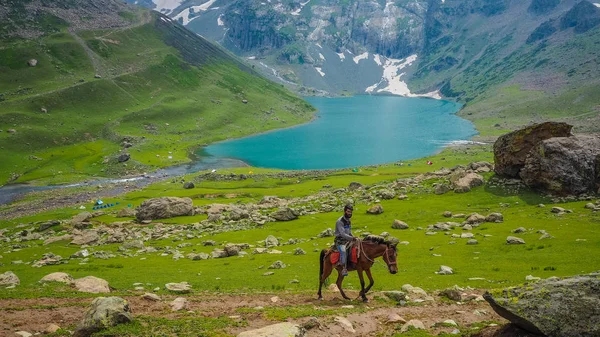 食事、カシミール州、インドの美しい山の風景 — ストック写真