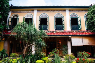 Bahçesinde süs bitkileri