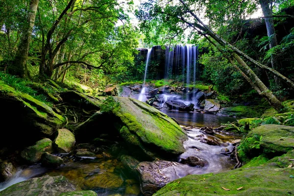 Landschaft Foto Von Schonen Wasserfall Im Regenwald Stockfotografie Lizenzfreie Fotos C Khlongwangchao Depositphotos