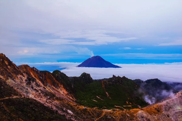 Blick vom Berg Sibayak, Medan, Indonesien — Stockfoto