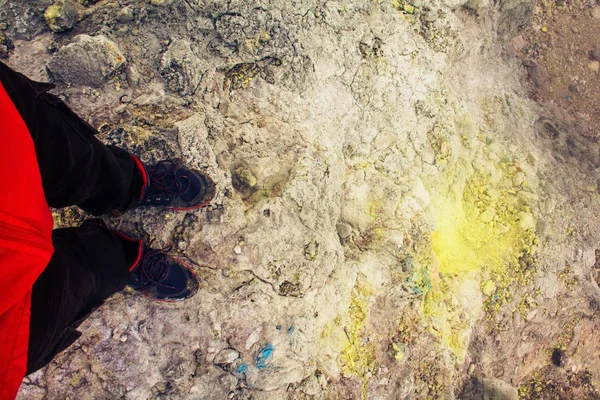 Man Standing Crater Mouth Sibayak Volcano — Stock Photo, Image