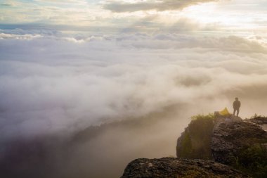 Dağı tepesinde duran man özgürlük 