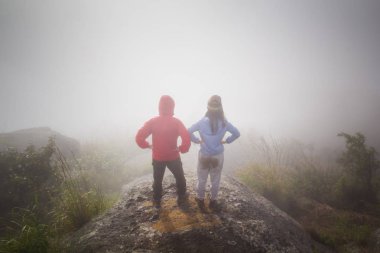 bir dağın tepesine ulaşmak mutlu çift hiking
