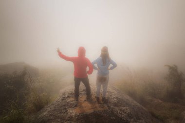 bir dağın tepesine ulaşmak mutlu çift hiking