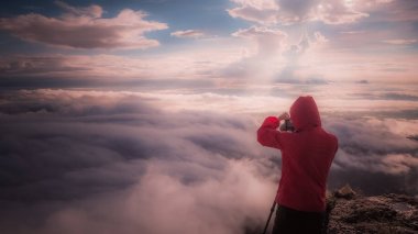 Dağın tepesinde duran man özgürlük