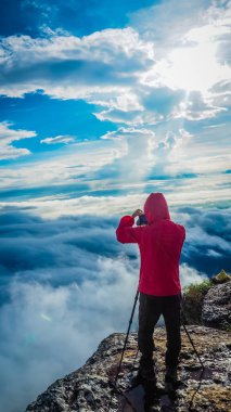 Dağın tepesinde duran man özgürlük