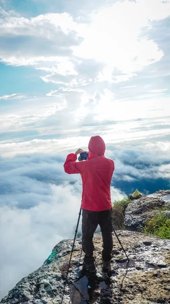 Dağın tepesinde duran man özgürlük