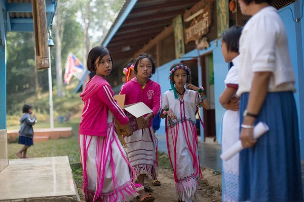 KAMPHAENGPHET, TAILANDIA - 08 de enero de 2014 Todos los grupos étnicos en Tailandia son muy pobres, pero tienen una cultura hermosa. — Foto de Stock