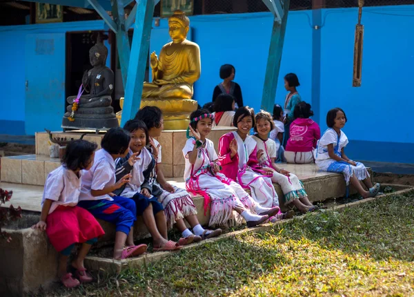 KAMPHAENGPHET, TAILANDIA - 08 de enero de 2014 Todos los grupos étnicos en Tailandia son muy pobres, pero tienen una cultura hermosa. — Foto de Stock