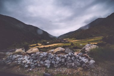 Dağ ve alan ile kırsal manzara