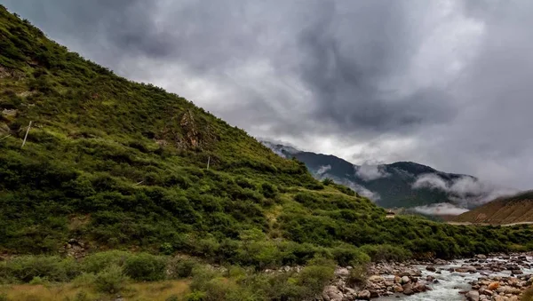 Dağ ve alan ile kırsal manzara — Stok fotoğraf