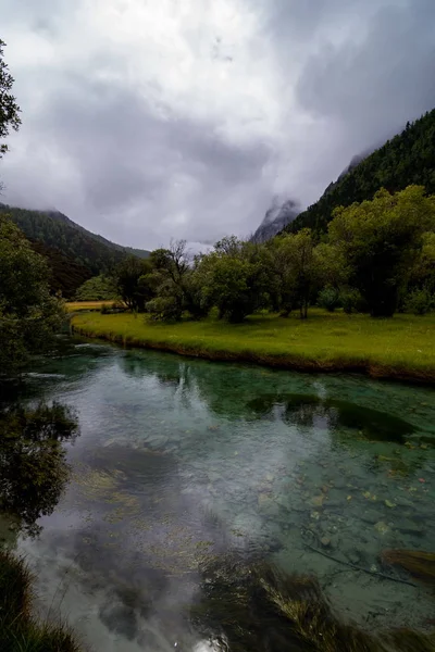 Der Bach fließt durch die Berge und Weiden im Yading Naturschutzgebiet, — Stockfoto