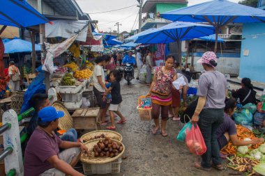 Medan, Endonezya - Eylül 16,2017: Pazar Toba Gölü Harbor, Medan, Endonezya canlılık