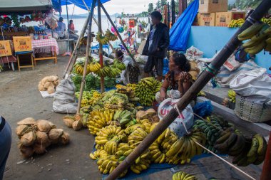 Medan, Endonezya - Eylül 16,2017: Pazar Toba Gölü Harbor, Medan, Endonezya canlılık