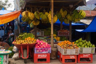 Medan, Endonezya - Eylül 16,2017: köylüleri getirmek sebze ve meyve ve benzeri. Medan, Endonezya pazarda satılan