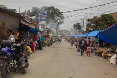 Medan, Endonezya - Eylül 16,2017: Medan Hediyelik eşya satılan içinde belgili tanımlık çarşı Samosir Island, Medan, Endonezya