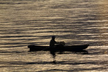 Sunrise Lake Toba, Samosir Adası, Endonezya, yansımaları ile.