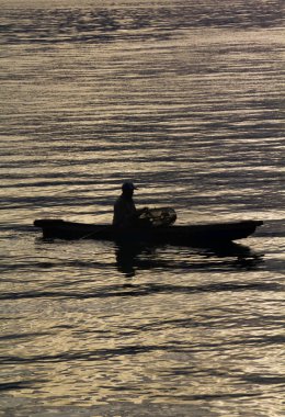Sunrise Lake Toba, Samosir Adası, Endonezya, yansımaları ile.