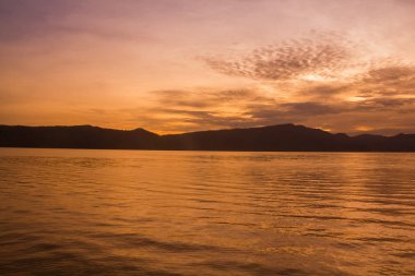 Lake Toba, Samosir Adası, Endonezya, yansımaları ile gündoğumu günbatımı.