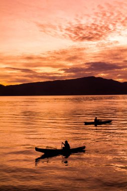 Lake Toba, Samosir Adası, Endonezya, yansımaları ile gündoğumu günbatımı.